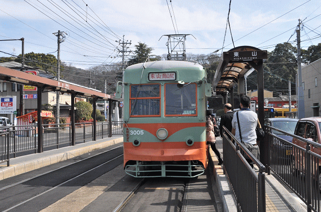 東山電停から発車する3005号