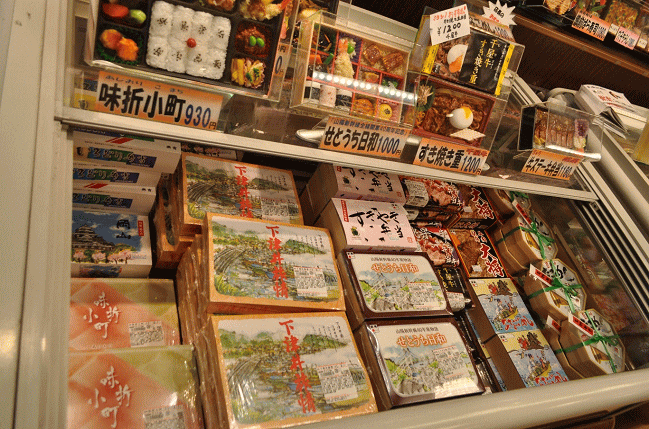 岡山駅在来線改札内「おみやげ街道晴れの国店」の駅弁コーナー