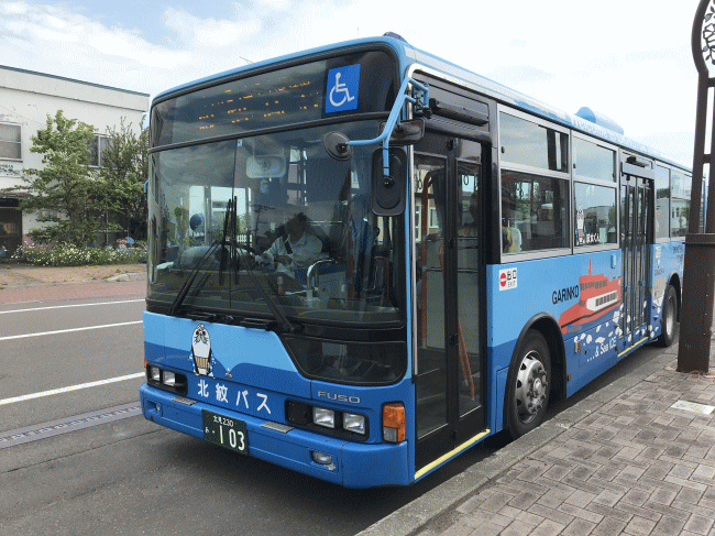 興部バス停に到着した北紋バス