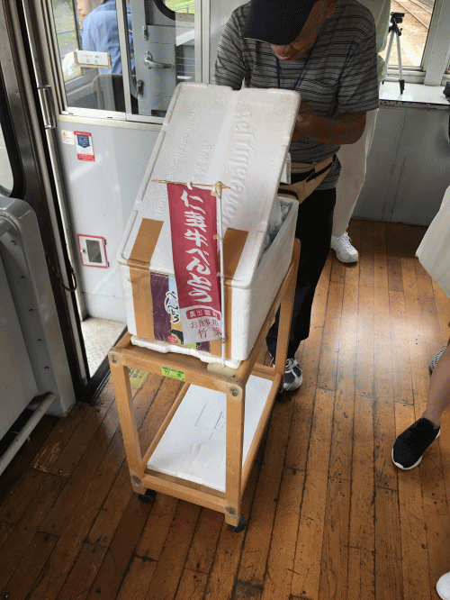 仁多牛べんとうの車内販売