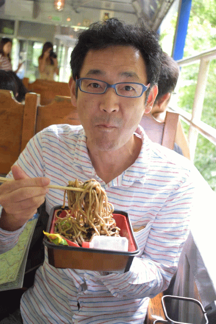 亀嵩駅の手打ちそば弁当を奥出雲おろち号の車内で食べる