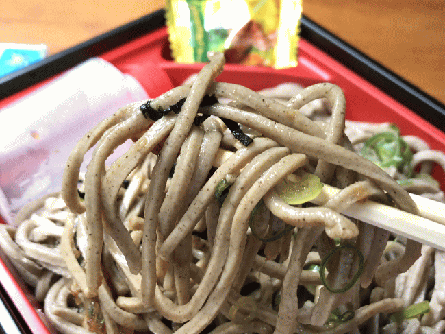 手打ちそば弁当の蕎麦(亀嵩駅)