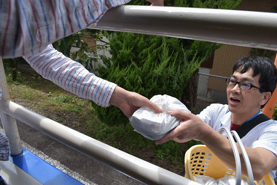 八川駅の立ち売りのトロッコそば弁当