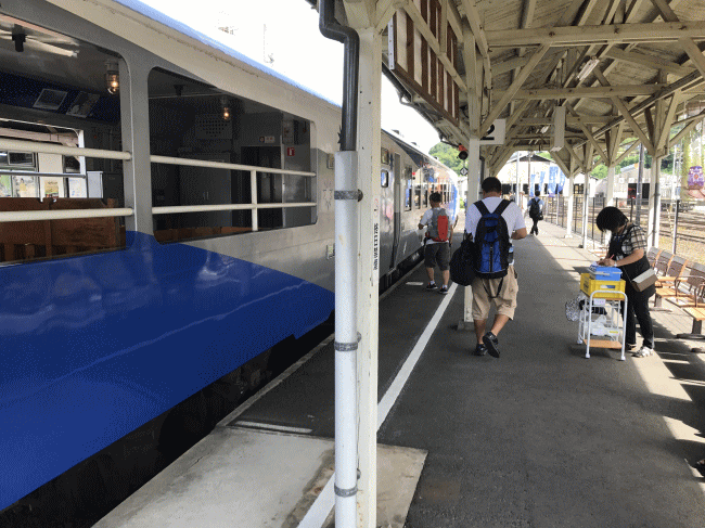 木次駅で発車待ちの奥出雲おろち号