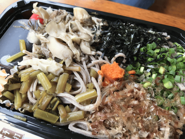 トロッコそば弁当の中身