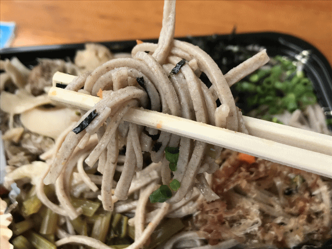 トロッコそば弁当の蕎麦