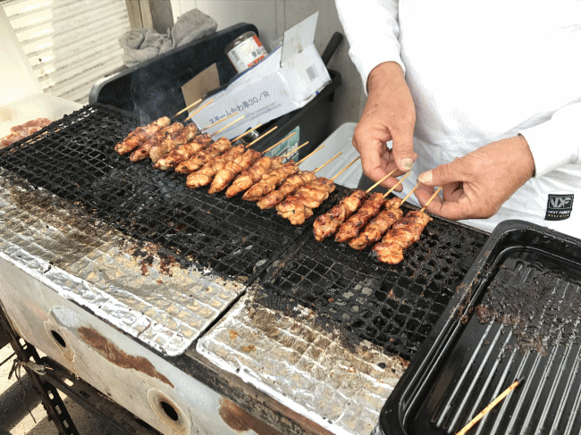 出雲坂根駅の臨時売店「延命の里」で売られている焼き鳥
