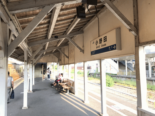山陽本線の小野田駅のホーム