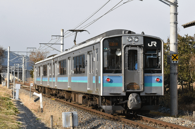 安曇沓掛駅から見た大糸線の各駅停車