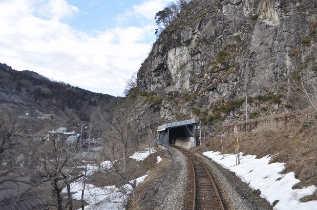 小滝~平岩間の大糸線の眺め