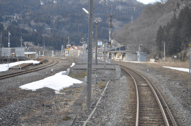 平岩駅構内