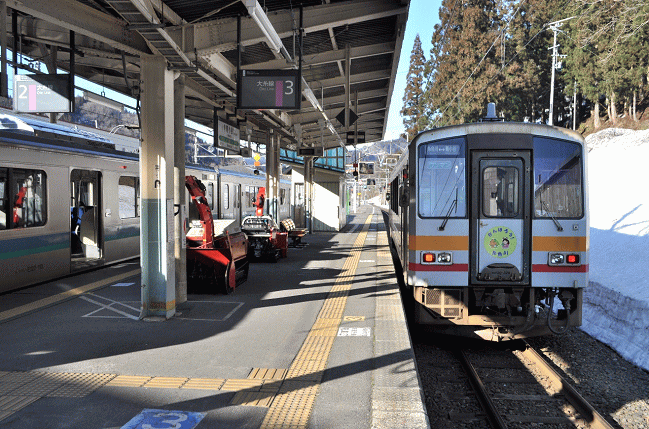 キハ120形とE127系(南小谷駅)
