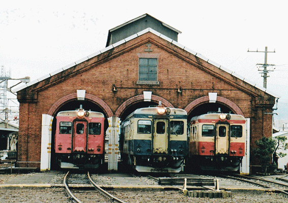 糸魚川のレンガ倉庫とキハ52(2010年)