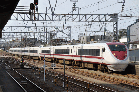 681系、北越急行色の特急はくたか(2015年)