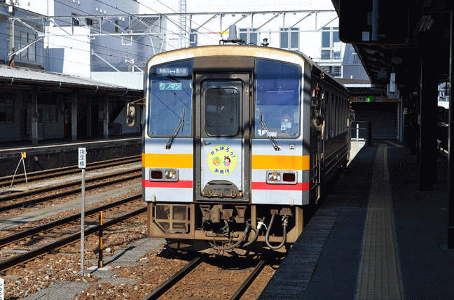 「がんばろう!糸魚川」ヘッドマークのキハ120