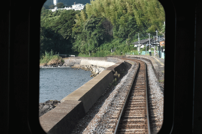 海に近い千綿駅