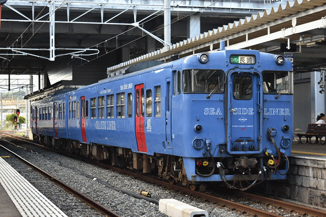諫早駅に停車する大村線の気動車