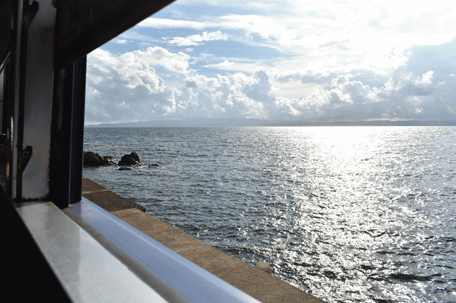 千綿駅に停車中の大村線の車窓風景