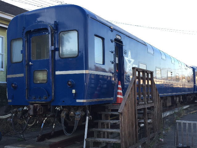 阿久根駅前に放置されているブルートレインの宿泊施設