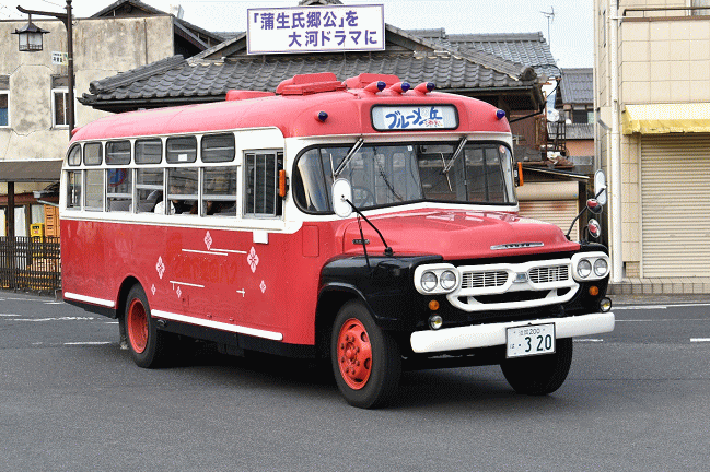 日野駅前のブルーメの丘行きのボンネットバス