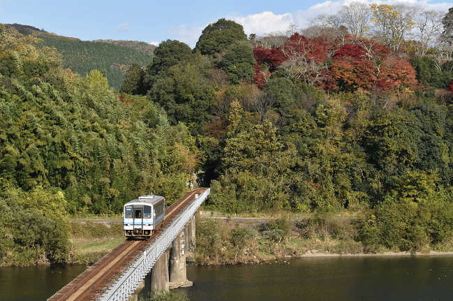 江の川の鉄橋を渡る４２８Ｄ列車口羽行