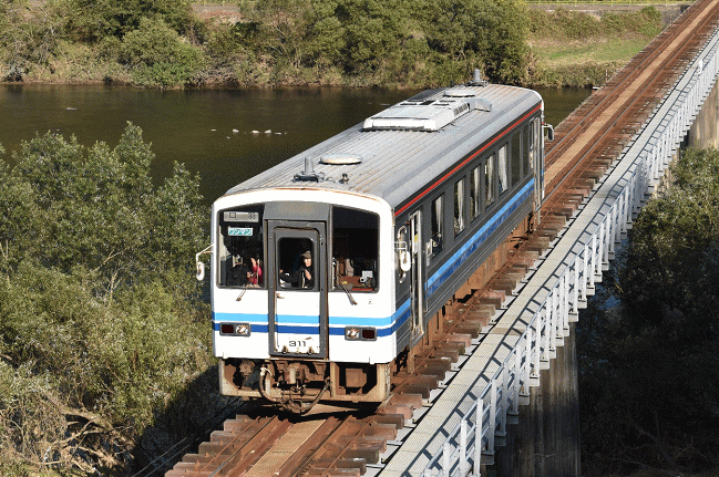 江の川の鉄橋を渡る三江線（尾関山駅付近）
