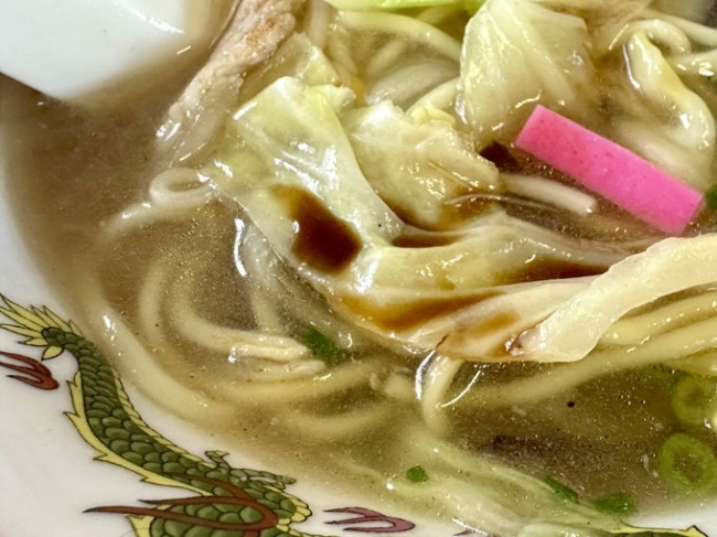 ちゃんぽんにソースをかけた場面