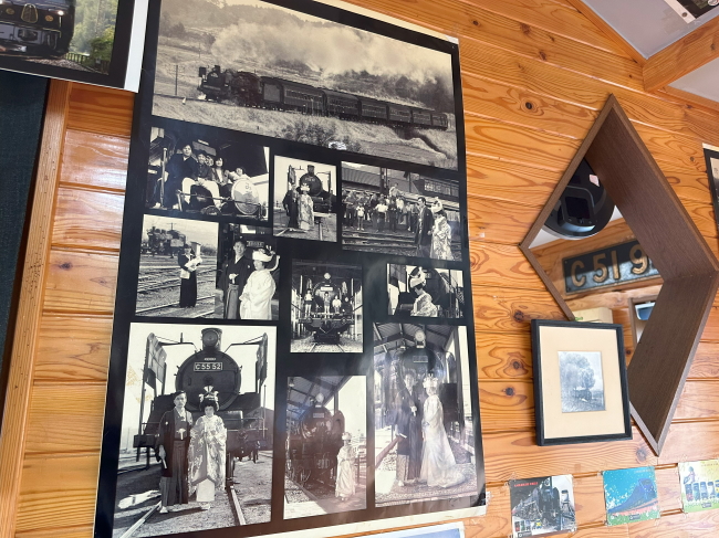 SL列車と結婚式の記念写真