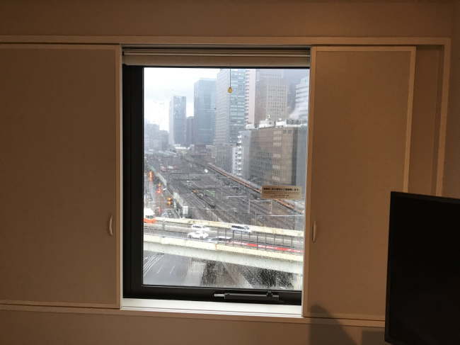 京王プレッソイン大手町の窓辺の様子