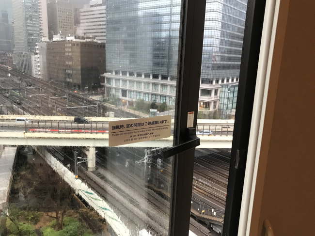京王プレッソイン大手町の窓の開き具合