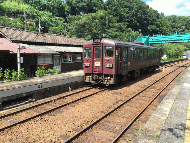 神戸駅に停車中のわたらせ渓谷鉄道