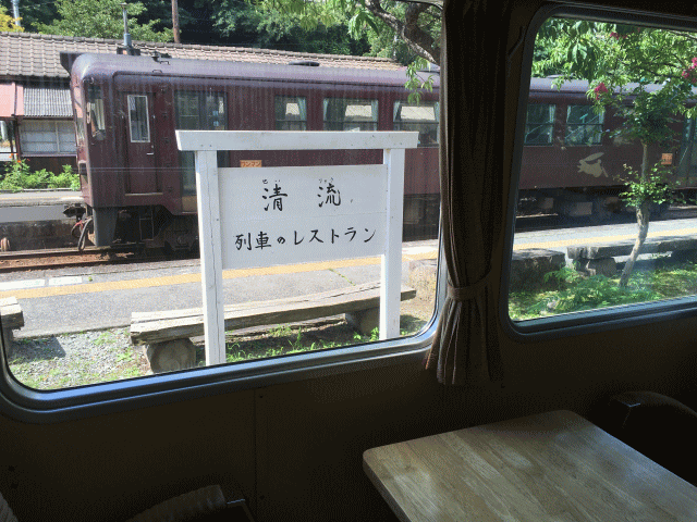 レストラン清流の車内から、わたらせ渓谷鉄道の気動車を見る