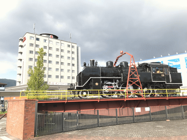 アールイン福知山の外観と、駅前広場のSL