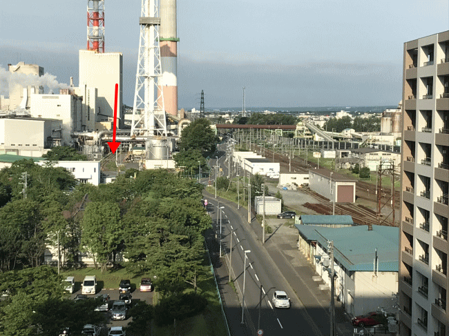 ホテルルートイン苫小牧駅前から見る王子製紙苫小牧工場