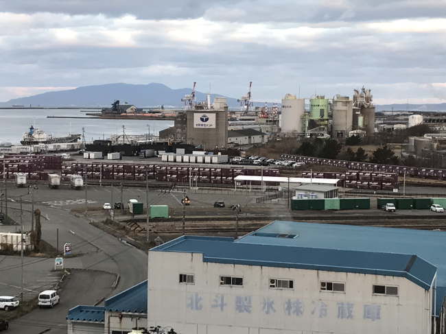 ホテルルートイン秋田土崎から眺める秋田港駅