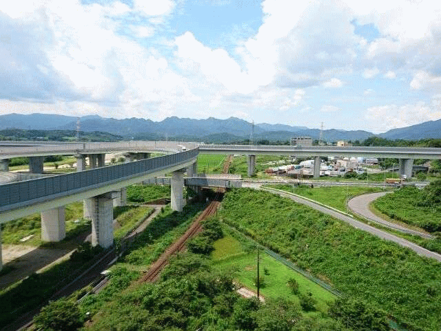 ホテルルートイン第2亀山インターの客室から見た関西本線の線路