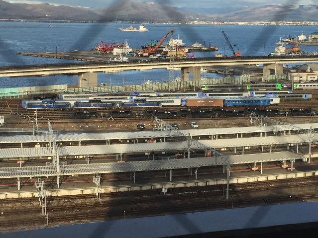 ルートイングランティア函館駅前の廊下から見た函館駅と鉄道の眺め