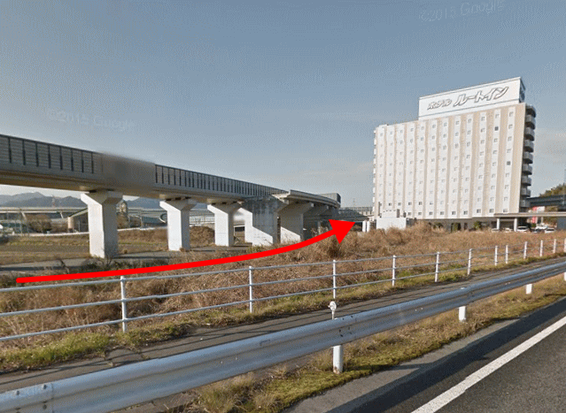 ホテルルートイン亀山インターの外観と関西本線のルート
