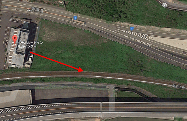 ホテルルートイン亀山インターと関西本線の位置関係