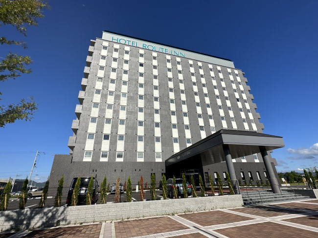 ホテルルートイン京都亀岡駅前の外観と駐車場