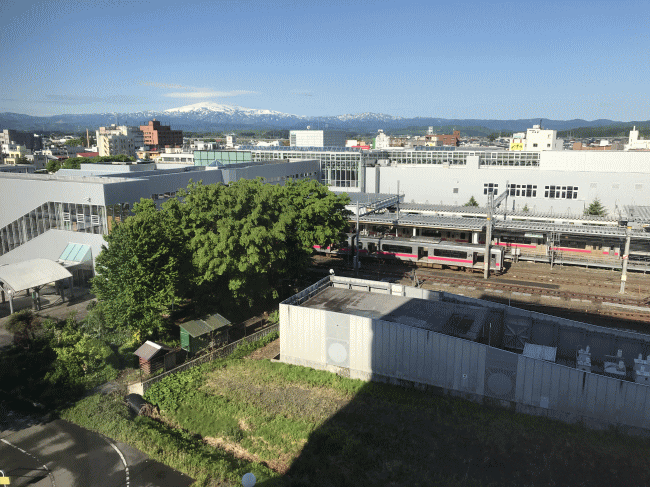 ホテルルートイン新庄駅前から見た新庄駅と月山