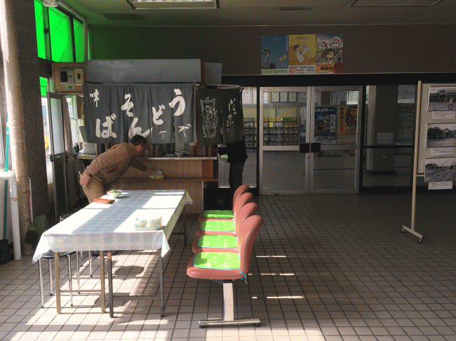 留萌駅の待合室と立ち食いそば屋