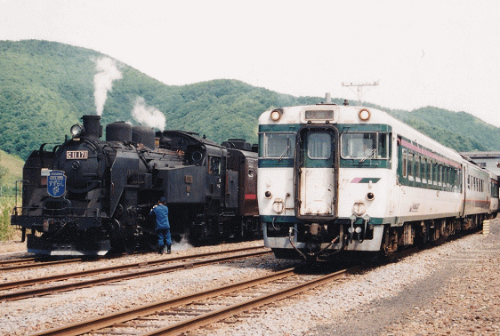 留萌駅で撮影した「SLすずらん号」と「快速・増毛ライナー」(2000年)