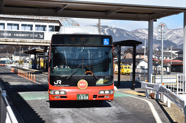 盛駅を発車する気仙沼行バス