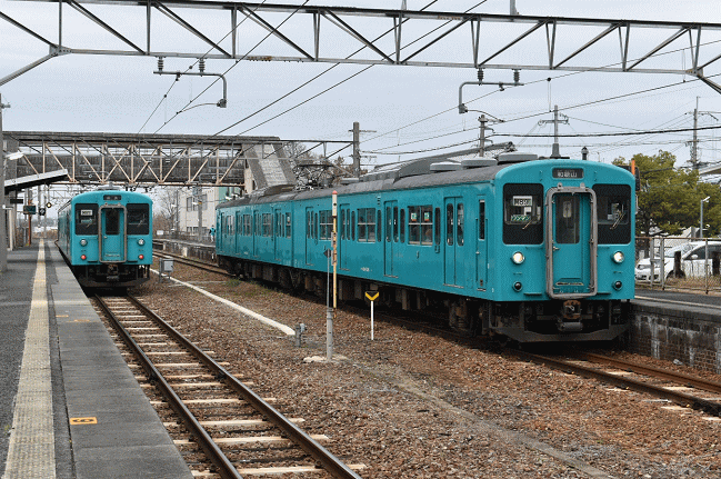 櫟本駅の105系電車