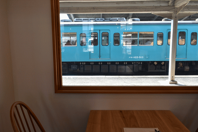 カフェ「ハテノミドリ」からのトレインビュー