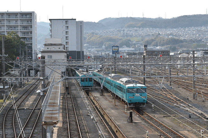 王寺駅の自由通路から留置中の117系を撮影