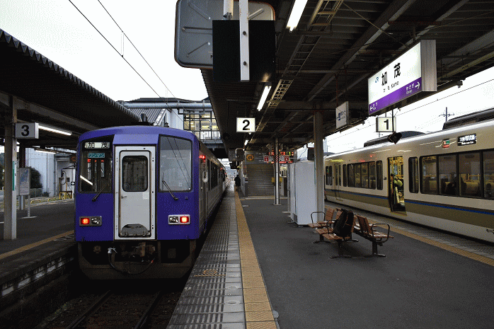 加茂からはキハ120系ロングシート車