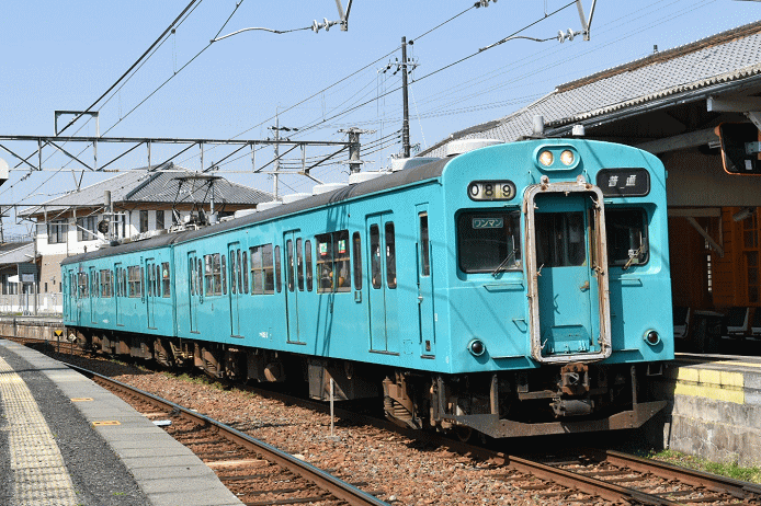 クハ103形1000番台を種車とするクハ104を先頭とする編成