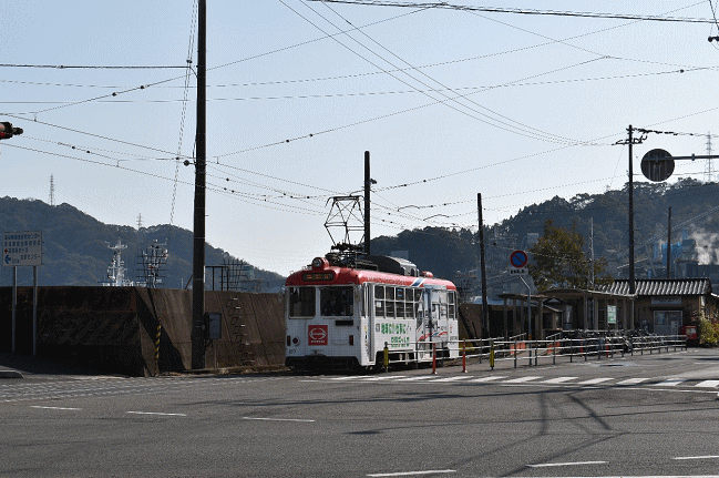 桟橋通五丁目電停を発車した600形
